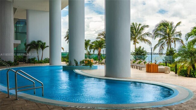 Building Photo - 700 NE 24th St