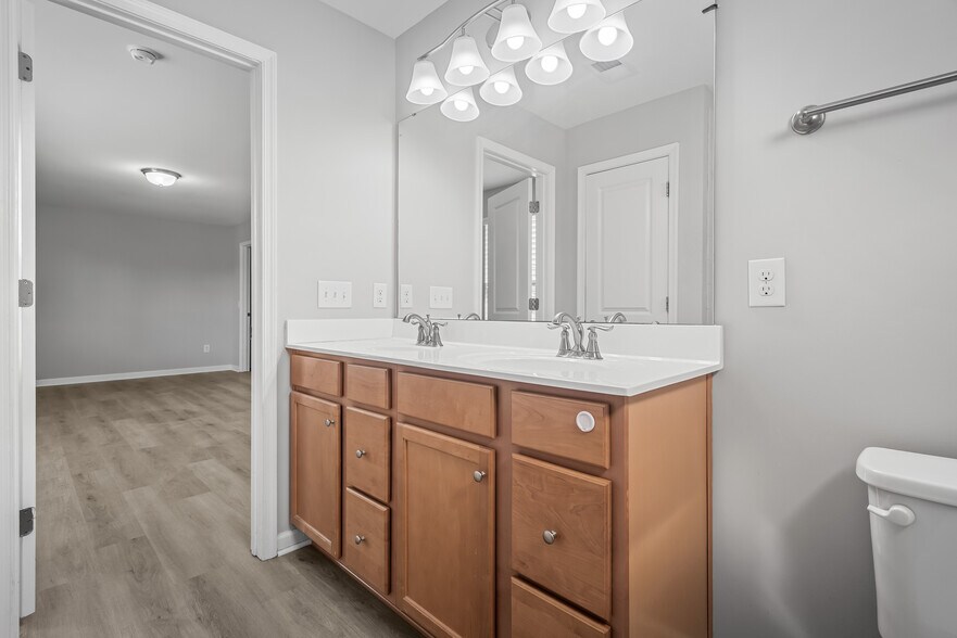 Building Photo - 428 Heroit Dr