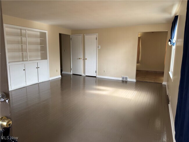 Building Photo - 52 Willow Dr