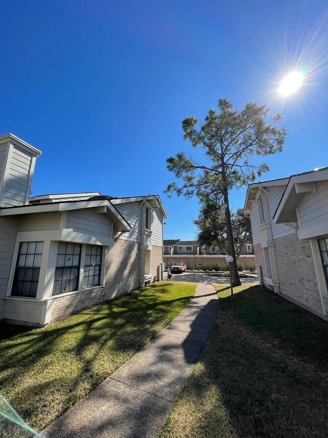 Building Photo - 6239 Ludington Dr