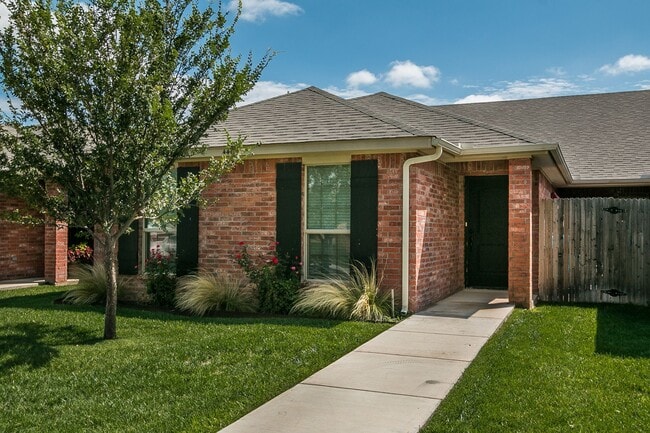 Building Photo - Two Bedroom Townhome in Tradewinds
