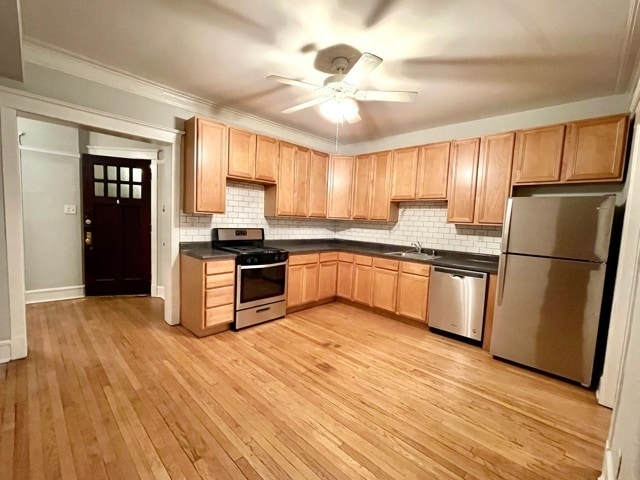 Building Photo - 908 W Waveland Ave