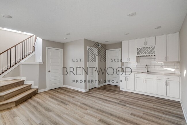 Building Photo - Move-In Ready Modern Townhome in Sought-Af...