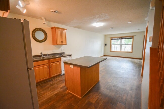 Building Photo - Spacious 2-story townhouse with extra garage space available!