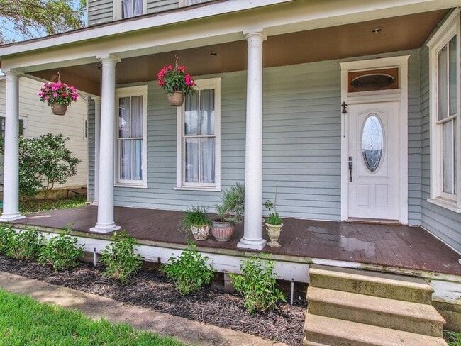 Building Photo - 509 E Luhn St