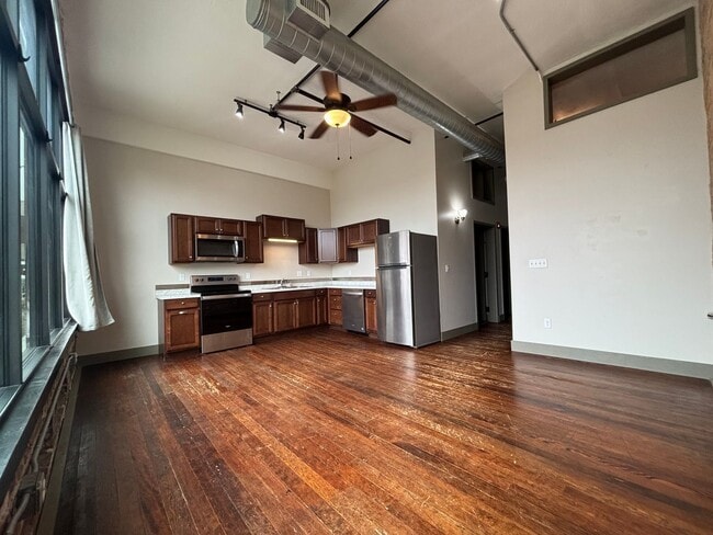 Building Photo - Move Downtown on Park Central Square 2 bed...