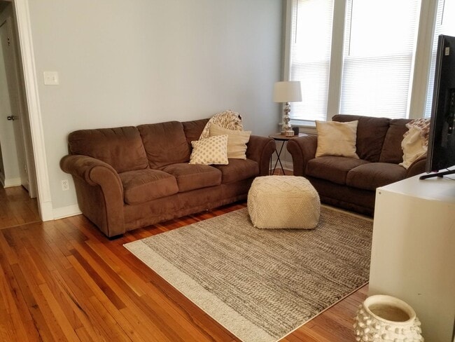 Building Photo - 3 bedroom rehab in the heart of Ukrainian Village