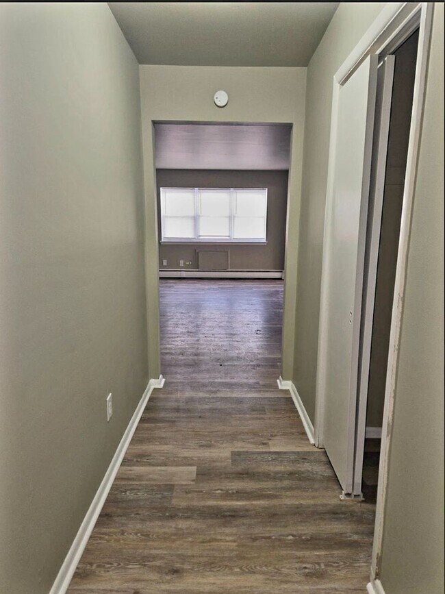 Building Photo - Large 2 bedrooms, 1 bathroom