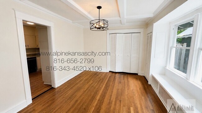 Building Photo - Spacious Home in Oak Park SW