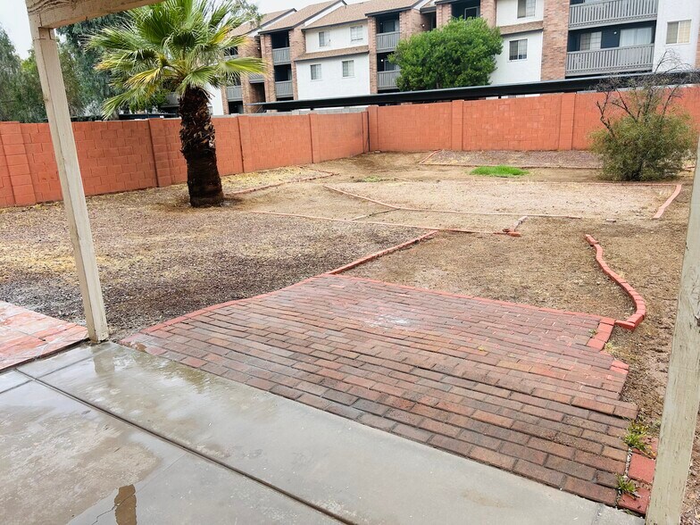 Building Photo - 2026 W Townley Ave