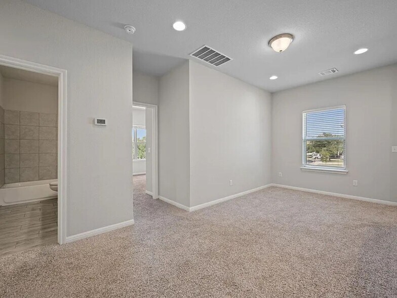 Building Photo - 112 Driftwood Hills Way