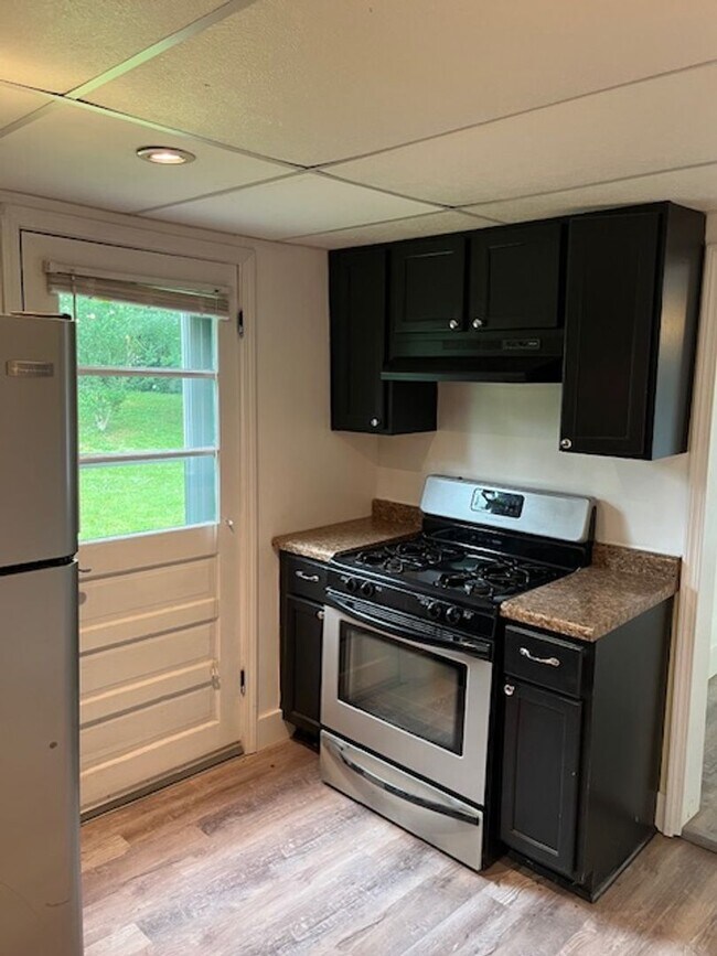 Building Photo - Charming 2-Bedroom Home Near Switchyard Park – Available August!