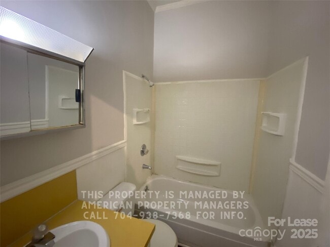 Building Photo - 567 Englewood St NE