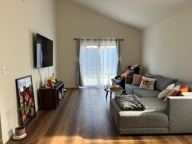 Building Photo - Updated Summerwood Townhome