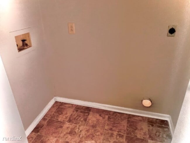 Building Photo - 6601 Reflections Dr