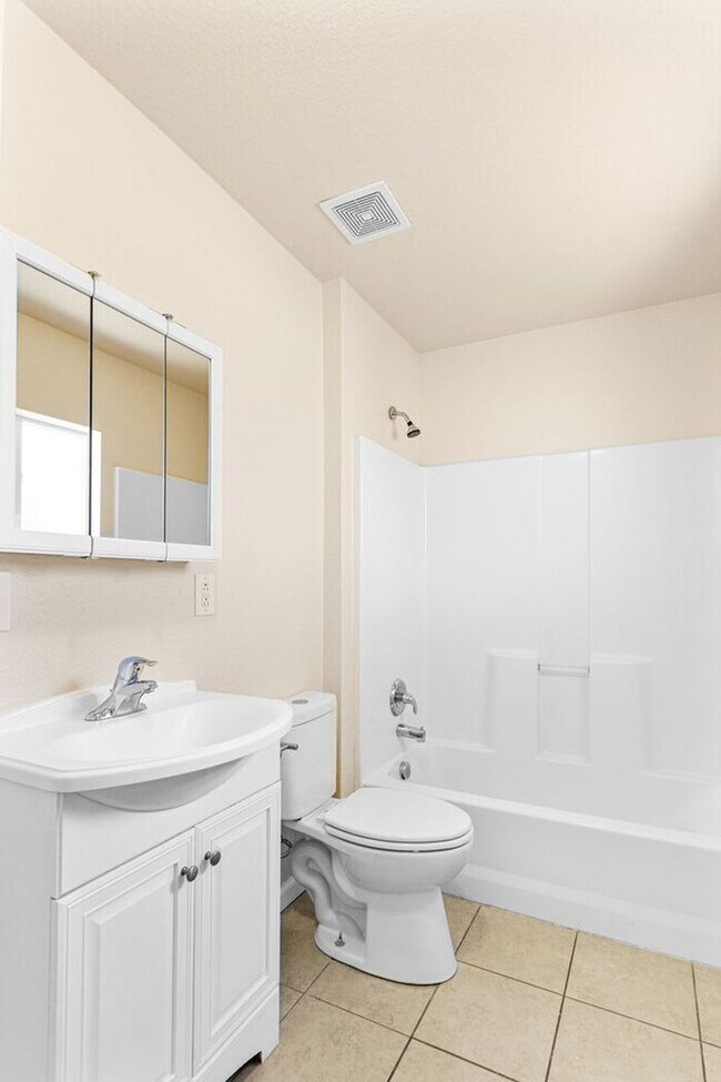 Building Photo - Well-Maintained 3-Bedroom Home with Modern Updates. MOVE-IN SPECIAL!