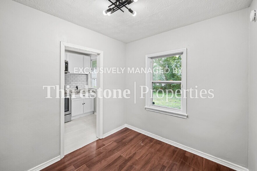 Building Photo - 3032 W 5th St