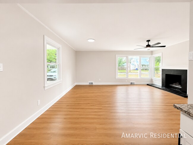 Building Photo - 807 Cameron Dr
