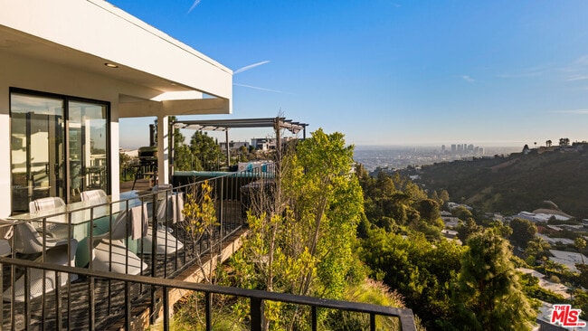 Building Photo - 2001 Sunset Plaza Dr