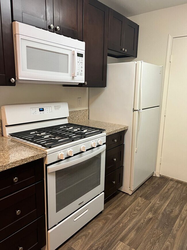 Building Photo - Cute Lower Level Condo