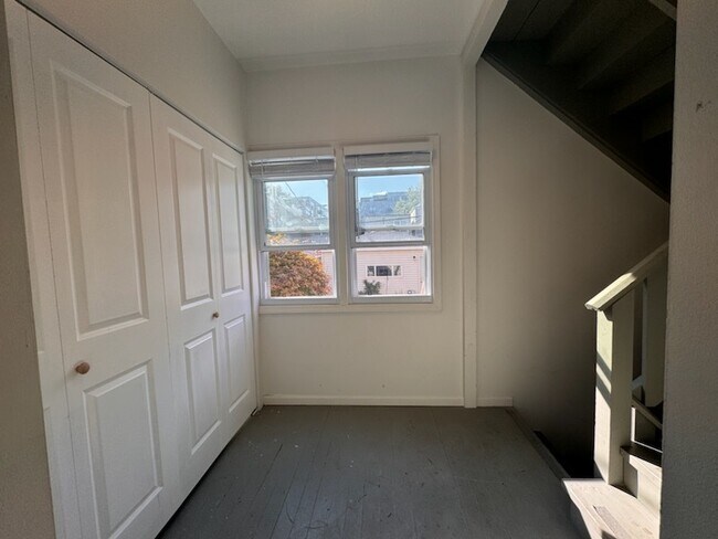 Building Photo - 3834 N Hermitage Ave