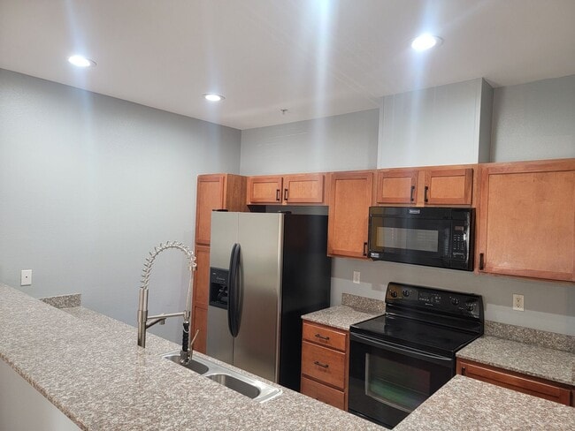 Building Photo - 3 Bedroom 2 Bath Condo