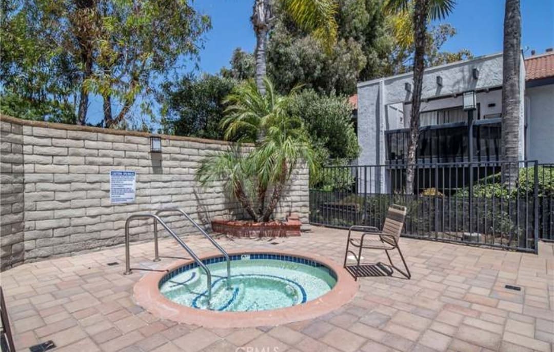 jacuzzi - 2323 Huntington St