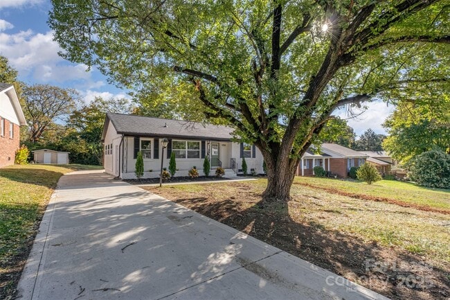 Building Photo - 3208 Clearview Dr