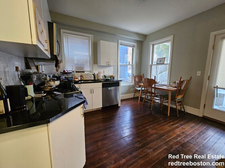 Building Photo - 23 Evergreen St