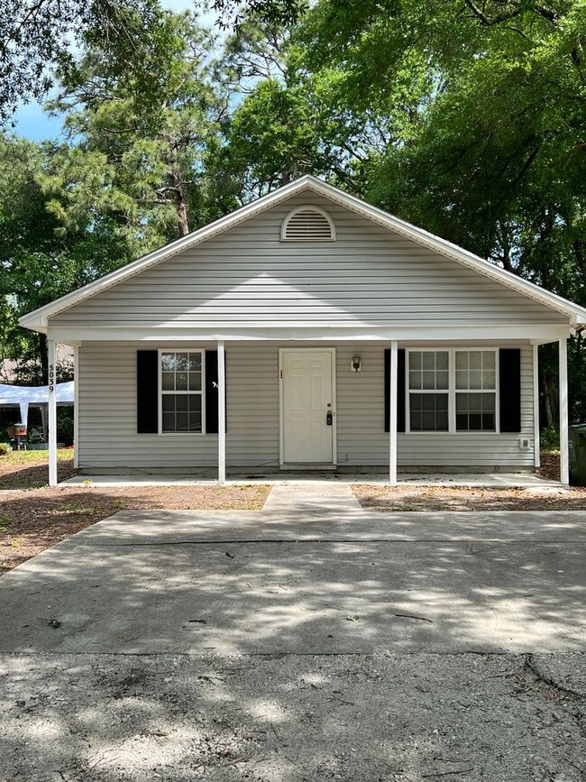 Primary Photo - 3 Bedroom 2 Bath House on Peachtree Avenue...