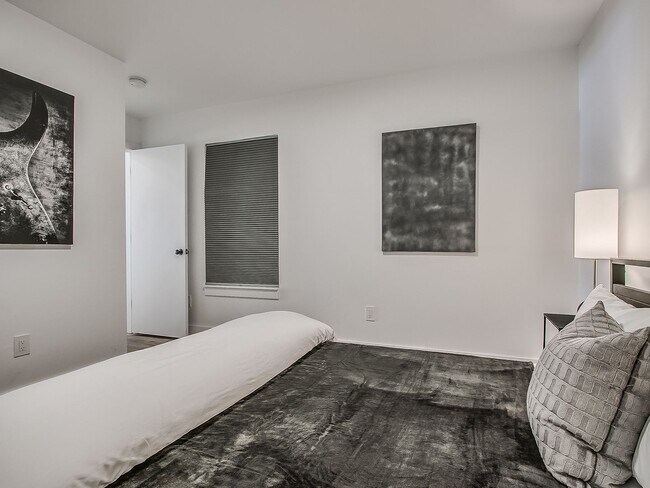 Building Photo - Champagne Plaza - Furnished Back House