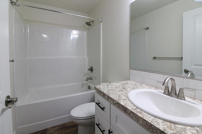 Building Photo - 3 Bed/2.5 Bath Townhouse in Kennewick