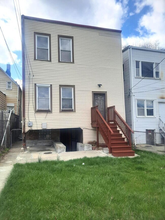 Building Photo - 6221 S Laflin St