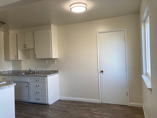 Building Photo - 1737 Ross Cir