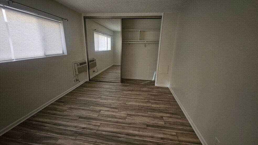 Building Photo - 2130 N Beachwood Dr