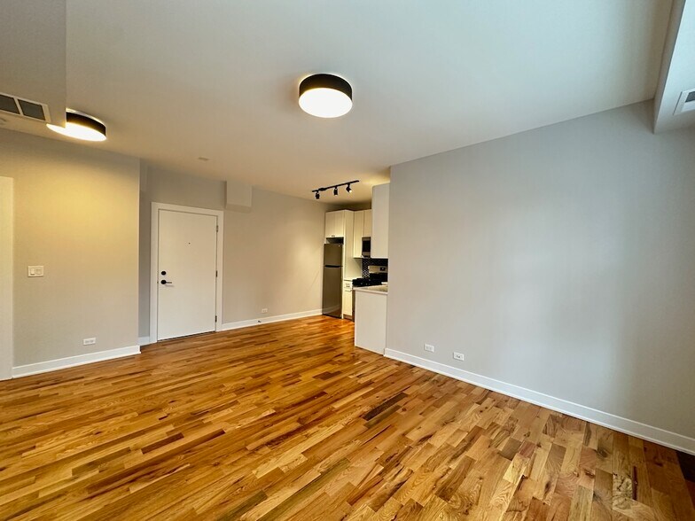 Building Photo - 661 W Wrightwood Ave