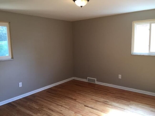 Building Photo - **********Gorgeous Scott Township 3-Bed/1....