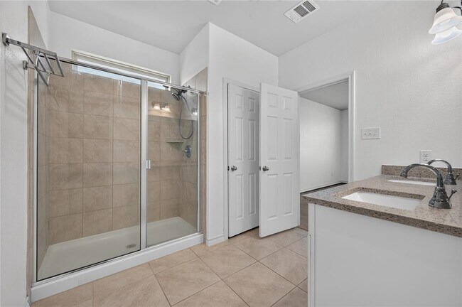 Building Photo - 7634 Leonardo Dr
