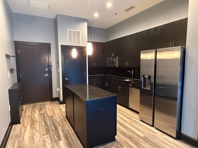 Building Photo - 333 W Trade St