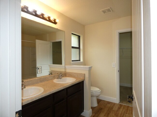 Building Photo - Charming 3-Bedroom Home