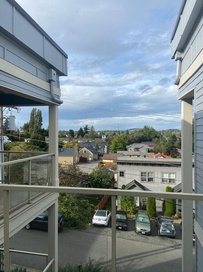 Building Photo - Centrally Located Condo