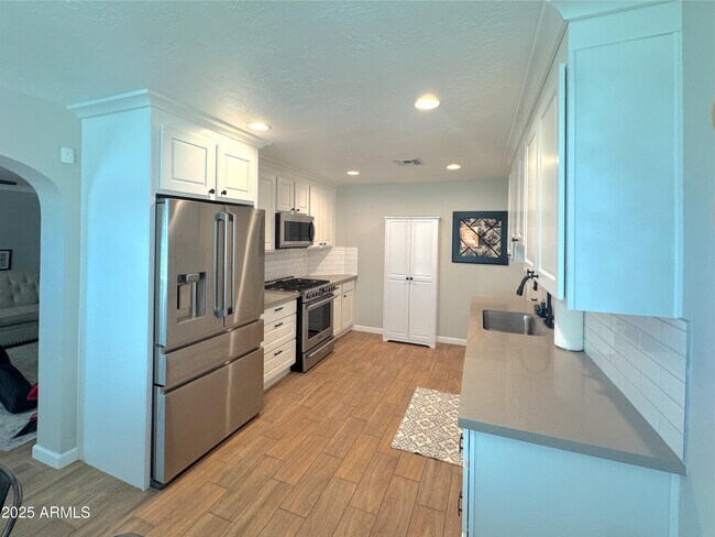 Building Photo - 6 N Fraser Dr E