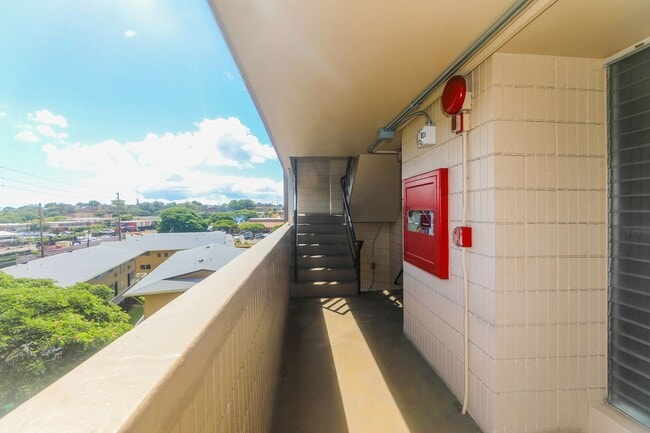 Building Photo - Sunset Lakeview - Fully renovated 3 bedroom, 2 bath on lower floor comes with tandem parking for ...