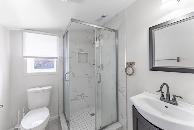 Building Photo - 305 Creekside Dr