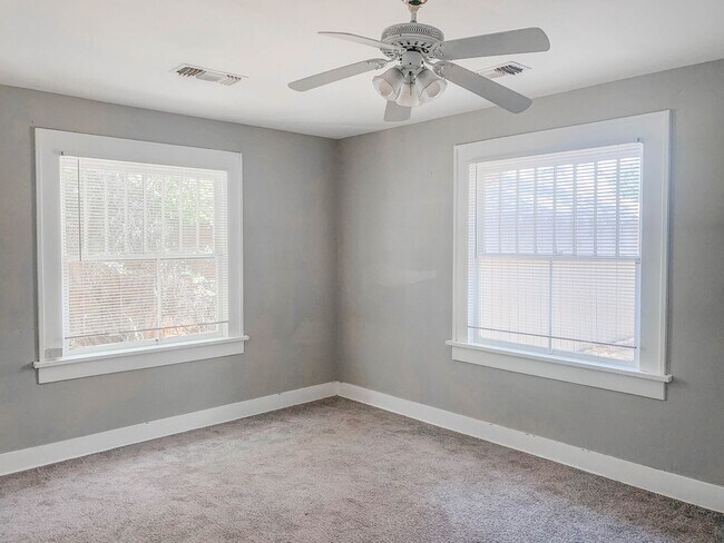 Building Photo - Pre-Leasing - 2 bed 1 bath