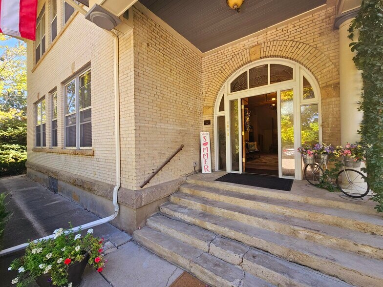 Entryway of Building - 2971 Mumbarto Ave