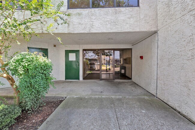 Building Photo - 2830 S Bartell Dr