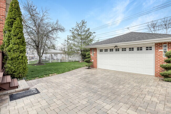 Building Photo - 8105 N Oconto Ave