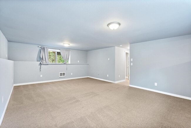 Building Photo - 3 Bed 2 Bath Fully Fenced Split Level Lake...