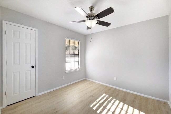 Building Photo - 1214 Doonesbury Dr